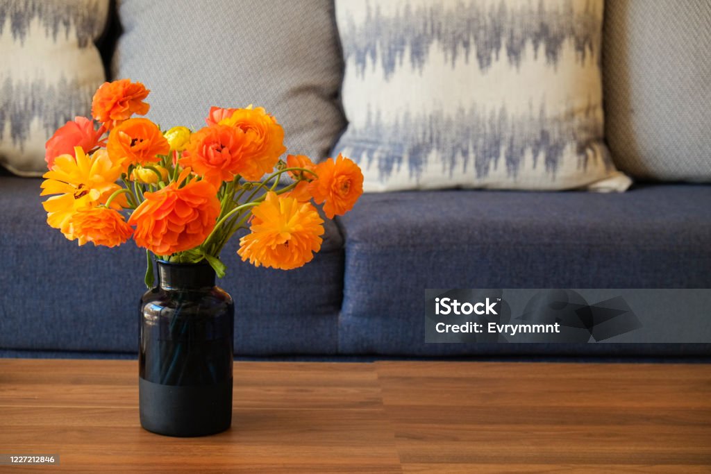 Salón Interior En Luz Natural Del Sol Con Flores En Flor Sobre Mesa De Centro Foto de stock y más banco de imágenes de Acogedor - iStock Salón Interior En Luz Natural Del Sol Con Flores En Flor Sobre Mesa De Centro Foto de stock y más banco de imágenes de Acogedor - iStock