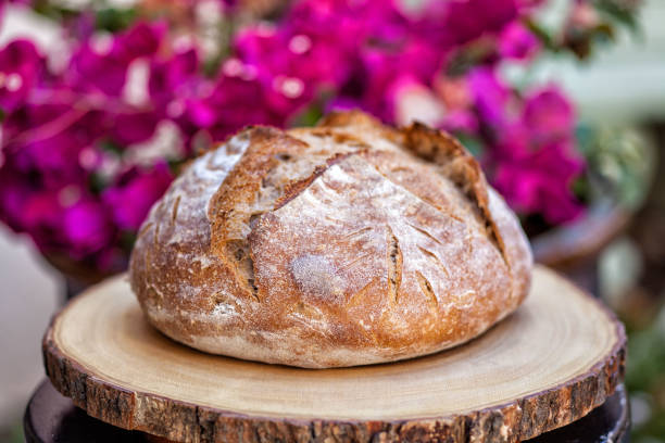 pan artesanal de pan de boule de masa fermentada casera tradicional con corteza en una tabla de madera - enzo fotografías e imágenes de stock