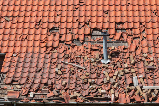 grandes danos causados pela tempestade em um telhado de ladrilhos, telhas de cerâmica - storm damage - fotografias e filmes do acervo