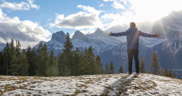 l’homme marche le long du chemin de montagne en hiver - footpath field nature contemplation photos et images de collection