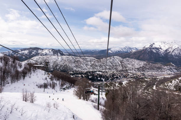 piste de ski avec télésiège - panoramic bariloche argentina scenics photos et images de collection