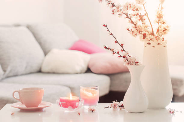 fleurs roses de ressort dans le vase dans l’intérieur blanc - coffee table living room indoors comfortable photos et images de collection