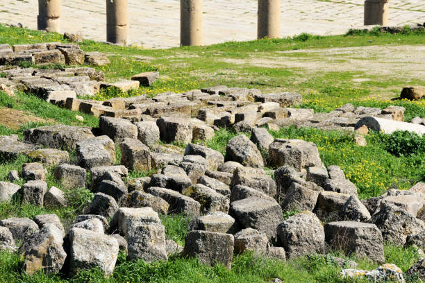 blöcke der verwüsteten griechisch-römischen stadt - greco roman fotos stock-fotos und bilder