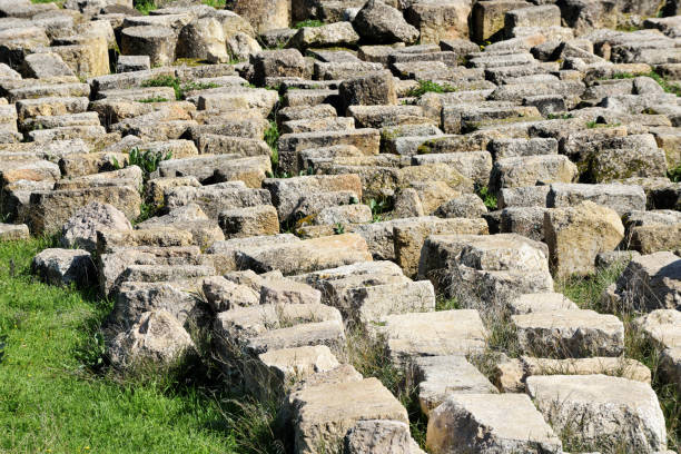 blöcke der verwüsteten griechisch-römischen stadt - greco roman fotos stock-fotos und bilder