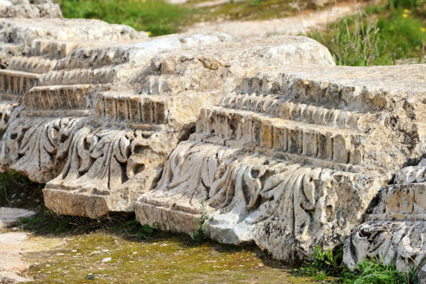 details der zerstörten griechisch-römischen stadt, jordanien - greco roman fotos stock-fotos und bilder
