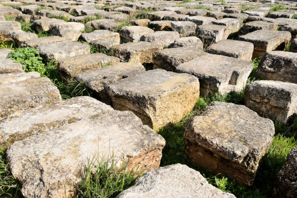 blocks of ruined greco-roman city, jordanien - greco roman fotos stock-fotos und bilder