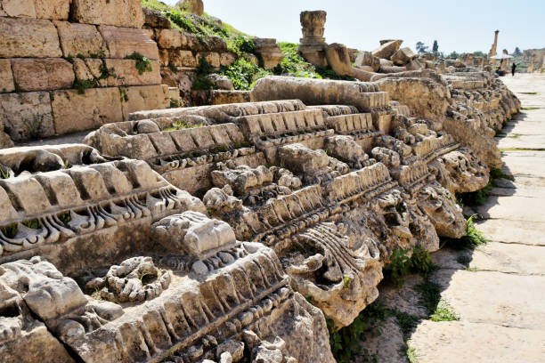 détails de la ville gréco-romaine en ruine à jerash, jordanie - greco roman photos photos et images de collection