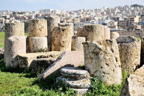 säulen der zerstörten griechisch-römischen stadt jerash, jordanien - greco roman fotos stock-fotos und bilder