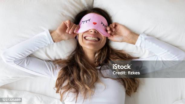 Top Vista Mujer Feliz Usando Máscara De Dormir Divertida Disfrutando De La Mañana Foto de stock y más banco de imágenes de Dormir