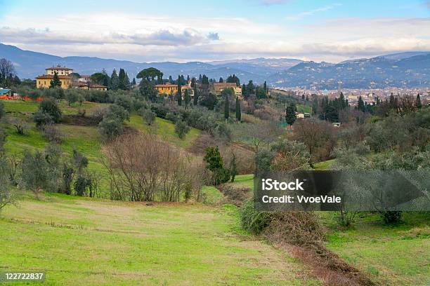 Foto de Colina Da Toscana Perto De Florença e mais fotos de stock de Ajardinado - Ajardinado, Aldeia, Arbusto