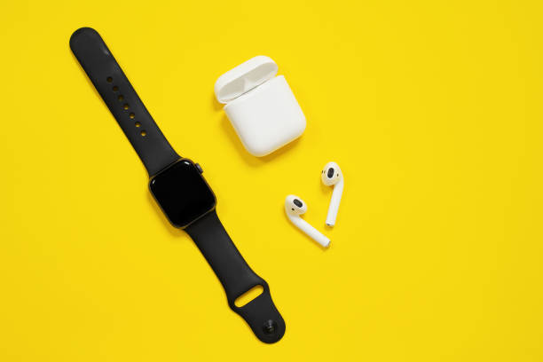 01 de maio de 2020, rostov, rússia: applewatch preto e airpods brancos com caixa em fundo amarelo brilhante. interior, isolado, copiar espaço para texto ou propaganda. - apple computers audio - fotografias e filmes do acervo