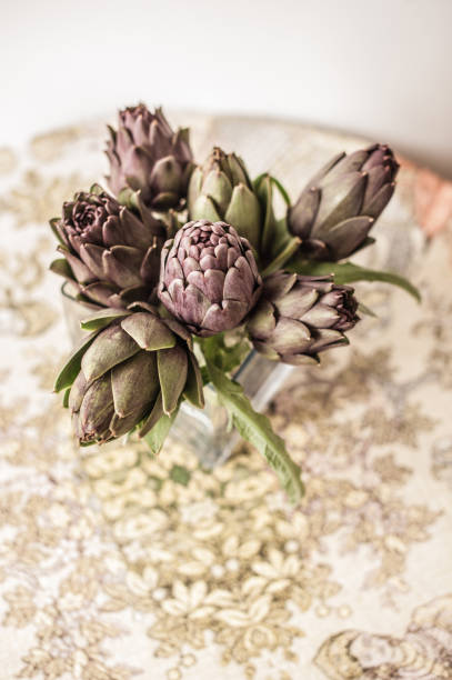 beau bouquet d’artichaut cru frais dans le vase sur la table - romanesco broccoli vegetable green close up photos et images de collection