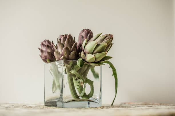 beau bouquet d’artichaut cru frais dans le vase sur la table - romanesco broccoli vegetable green close up photos et images de collection