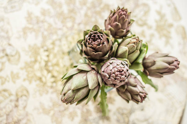 beau bouquet d’artichaut cru frais dans le vase sur la table - romanesco broccoli vegetable green close up photos et images de collection