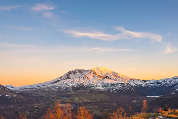 夕日の冬に雪が降ったセントヘレンズ山の美しい景色、マウントセントヘレンズ国定火山記念碑、ワシントン、アメリカ。 - lava dome ストックフォトと画像