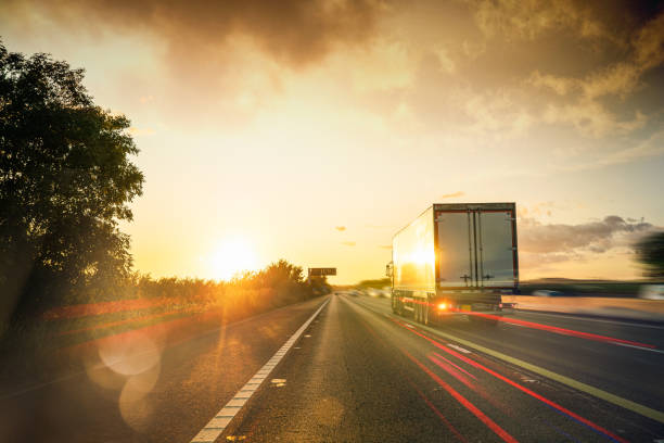 transport de trafic de camions sur l’autoroute en mouvement - m1 photos et images de collection