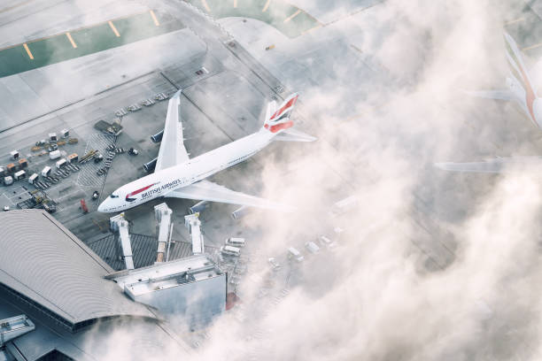 luftaufnahme von british airways 747 am gate - boeing 747 stock-fotos und bilder