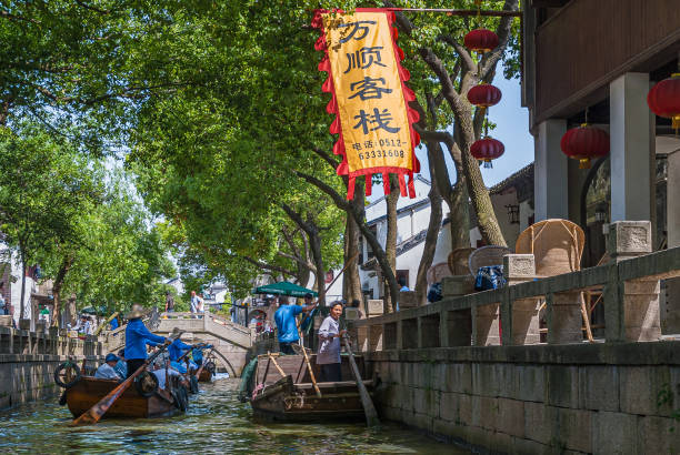 中国・トングリの運河のボートの列。 - port of venice ストックフォトと画像