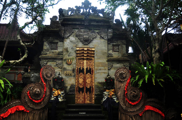 インドネシア・バリ島のヒンズー像バリスタイルの彫刻と彫刻アンティーク神の天使の神の芸術彫刻と彫刻 - bali balinese culture art carving スト�ックフォトと画像