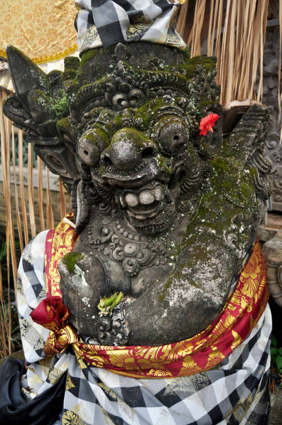 インドネシア・バリ島のヒンズー像バリスタイルの彫刻と彫刻アンティーク神の天使の神の芸術彫刻と彫刻 - bali balinese culture art carving ストックフォトと画像