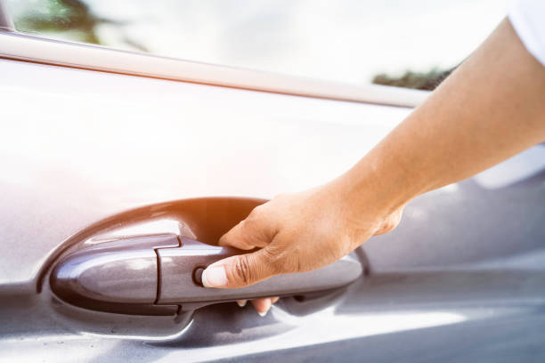 close up of a female hand opening a car door - car car door green part of imagens e fotografias de stock