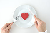 健康的な食事画像、白いプレート上の心臓オブジェクト