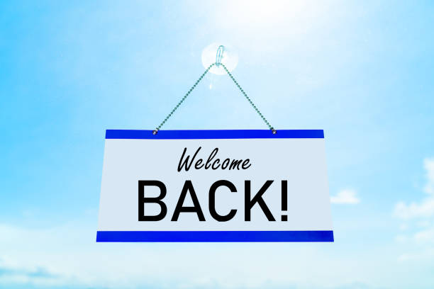 COVID-19 WELCOME BACK! Open for business sign hanging on storefront icon for stores reopening after coronavirus. Cafe, businesses, restaurants, opening again. Sunny summer blue sky window. covid-19 bienvenido de vuelta! abrir para el cartel de negocios que cuelga en el icono del escaparate para las tiendas que se vuelven a abrir después del coronavirus. café, negocios, restaurantes, abriendo de nuevo. ventana del cielo azul de verano solea