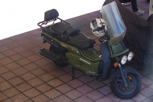  Honda Big Ruckus Ps2 Scooter verde en estacionamiento Imagen disponible
