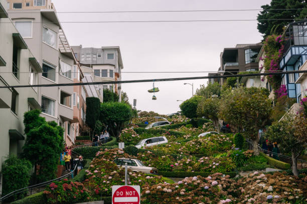 les voitures se déplacent sur la rue lombard sur la colline russe, san francisco. - san francisco county lombard street street house photos et images de collection