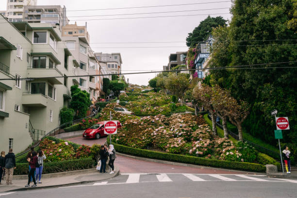 人々はロシアの丘、サンフランシスコのロンバード通りを歩きます。 - lombard street city urban scene city life ストックフォトと画像