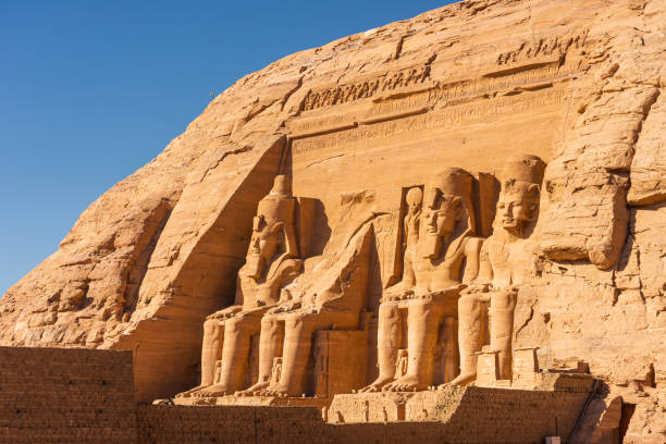 храм абу-симбел в асуане в верхнем египте - abu simbel стоковые фото и изображения