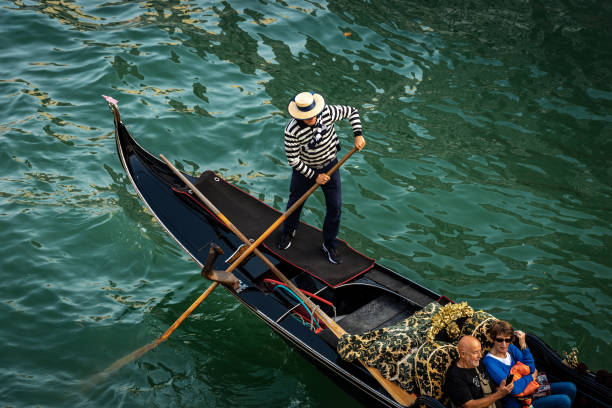 ゴンドラのゴンドラと観光客 - 運河グランデヴェネツィアイタリア - men gondolier people activity ストックフォトと画像