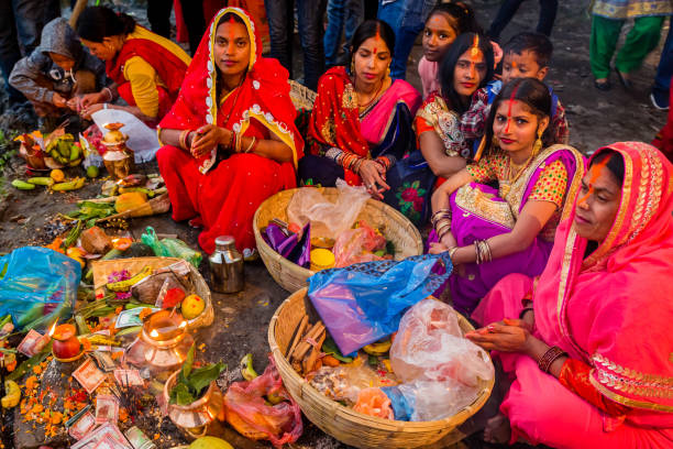 nepali hindu frauen während chhath puja feier - devotee stock-fotos und bilder