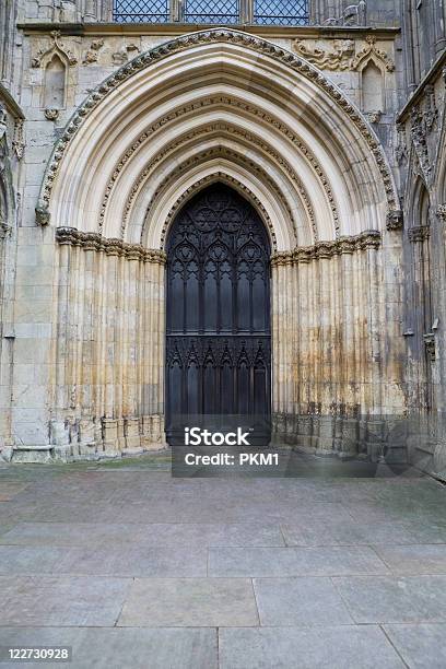 Gotische Tür Stockfoto und mehr Bilder von Außenaufnahme von Gebäuden - Außenaufnahme von Gebäuden, Bogen - Architektonisches Detail, Eingang