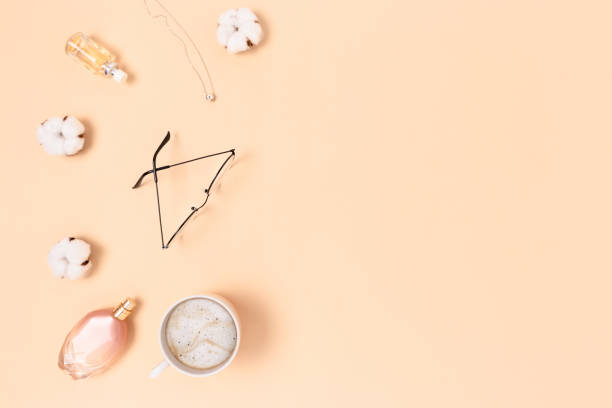 accessori donna, fiori di cotone e tazza di caffè su sfondo beige. - 11915 foto e immagini stock