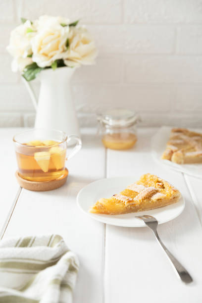 pedaço de torta caseira de limão de pão curto polvilhado com açúcar em pó em um prato. - lemon textured peel portion - fotografias e filmes do acervo