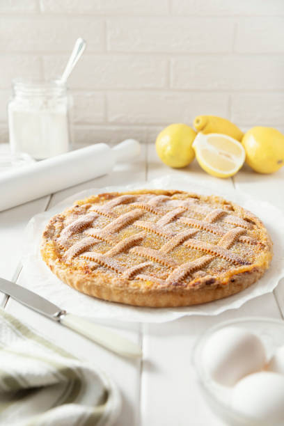 tarte au citron sablé maison avec un motif en osier saupoudré de sucre en poudre. - lemon textured peel portion photos et images de collection