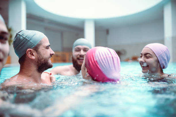 amigos salpicando juntos en la piscina - sports venue luxury love enjoyment fotografías e imágenes de stock