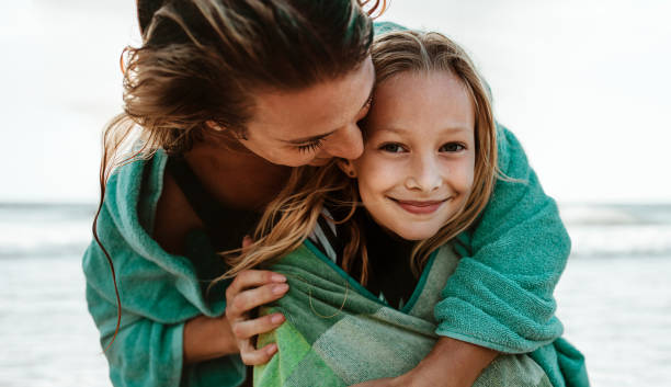 mutter und tochter am strand - beauty in nature smiling beauty vacations stock-fotos und bilder