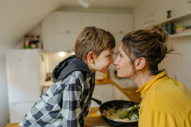 母と息子の絆 - mother son family cooking ストックフォトと画像