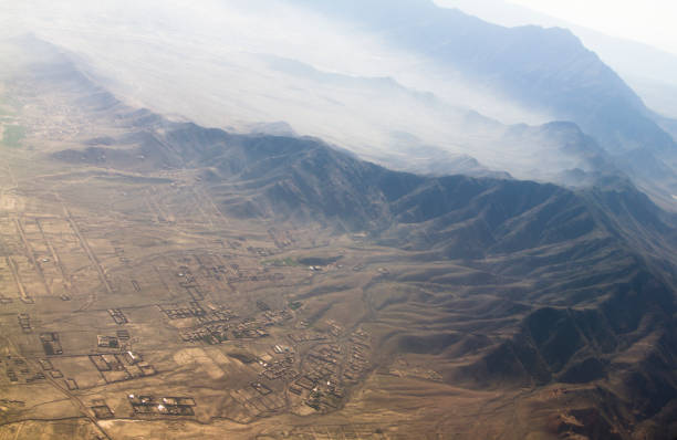 aldea y montaña en la provincia de kandahar afganistán - helmand fotografías e imágenes de stock