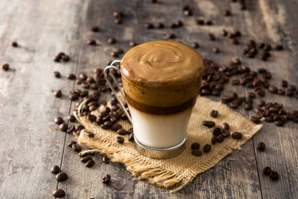 クリーミーアイスダルゴナコーヒー - milk shake coffee latté cold ストックフォトと画像