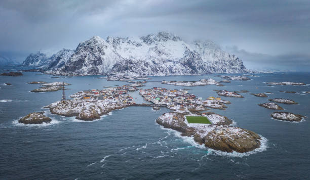 campo de fútbol verde en la isla rocosa. vista aérea de invierno de henningsvaer, lofoten, noruega - lofoten henningsvaer norway village fotografías e imágenes de stock