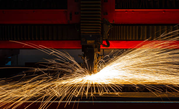 tecnologia de fabricação de processamento de corte a laser industrial de material de aço metálico de chapa plana com faíscas - equipment accuracy laser flame - fotografias e filmes do acervo