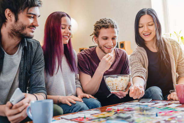 屋内テーブルゲームで遊んで少数の幸せな友人 - leisure games dice indoors table ストックフォトと画像