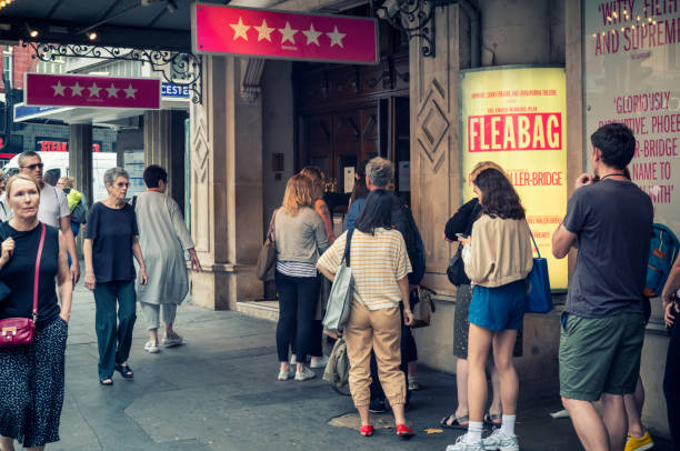 лондонский театр очереди на "fleabag" - west end стоковые фото и изображения