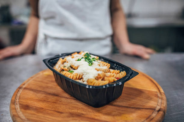 パスタと野菜は食べる準備ができています - tomato sauce domestic kitchen meat cheese ストックフォトと画像