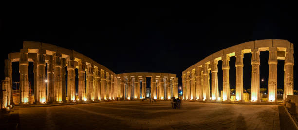 rzeźby hieroglifowe na starożytnych egipskich kolumnach świątynnych w nocy - luxor africa archaeology architecture zdjęcia i obrazy z banku zdjęć
