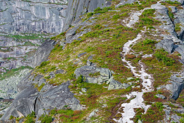 sentier de montagne au sommet du rocher et de la falaise, randonnée et alpinisme sur la crête de montagne, symbolise le chemin vers le succès, la persévérance dans la réalisation des objectifs - waterfall rock mountain bright photos et images de collection