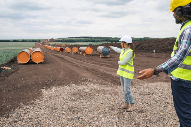 оборудование для газоохохи south stream pipeline lng. портрет нефтегазовых инженеров нефтеперерабатывающей промышленности, работающих на месторожде - mining engineer oil industry construction site стоковые фото и изображения